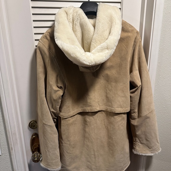 Very heavy and warm Genuine leather women coat /jacket . Looks like new - Picture 5 of 12